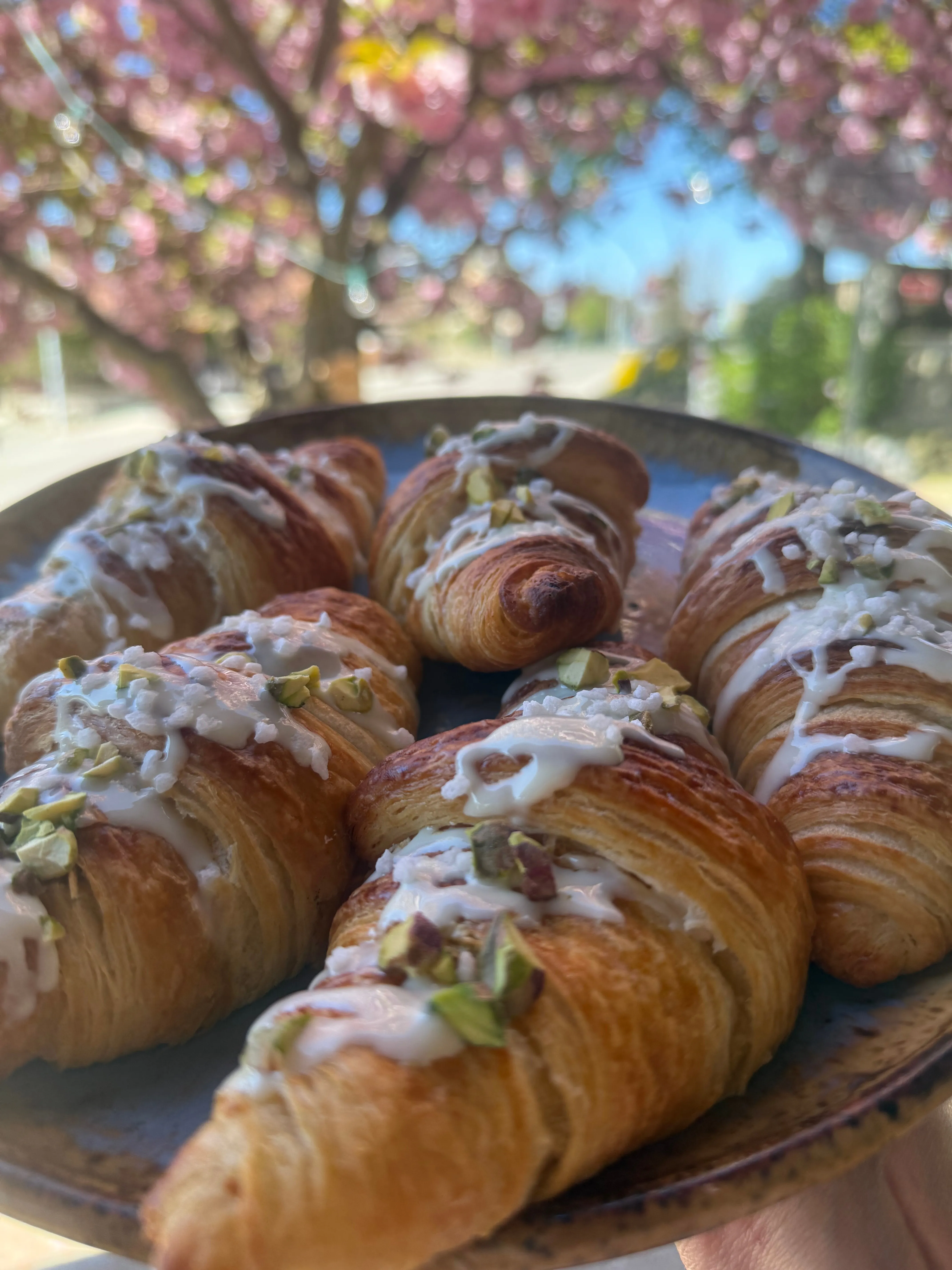 Croissanty s pistáciovou náplní a polevou
