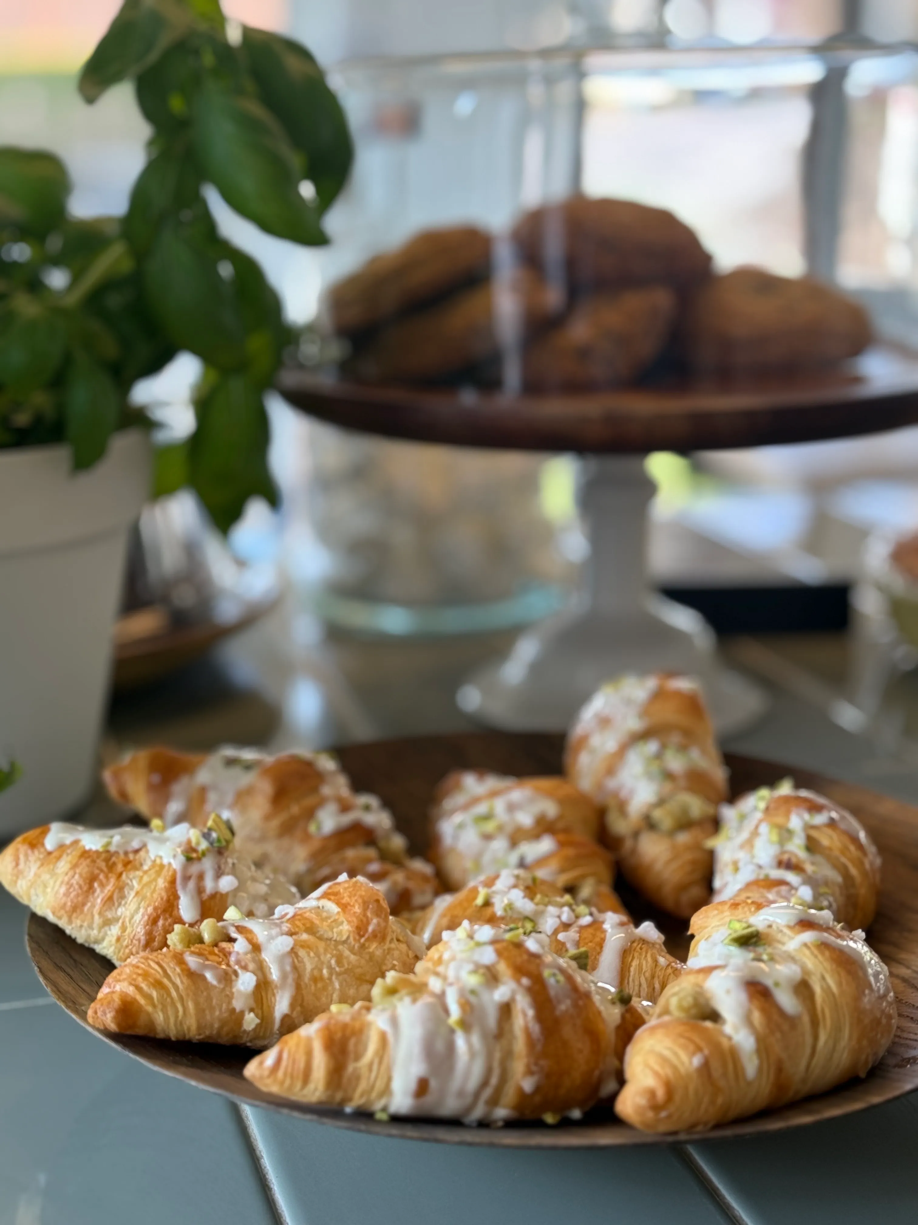 Čerstvě upečené máslové croissanty